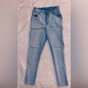 Blue Skinny Jeans with Classic Denim Wash and Clean Appearance